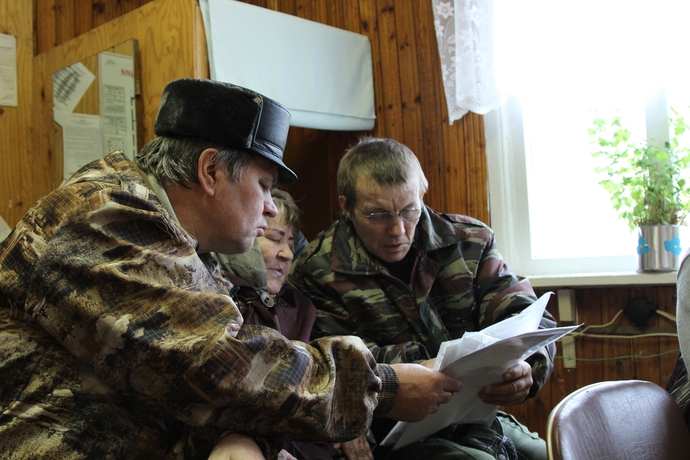 «AgroUdora» cooperative members are studying the agenda. November 2013