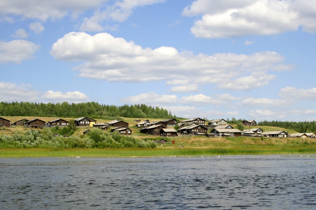 д. Латьюга на берегу р. Мезень