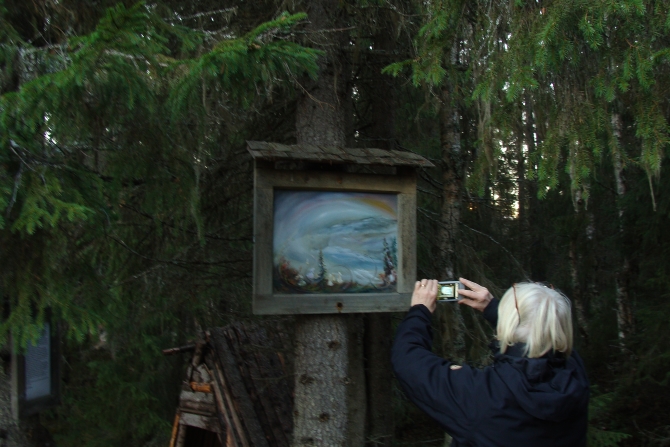 An open-air art gallery in the Vilhelmina Model Forest: one can immerse himself in the local traditions, legends, and myths in a specially equipped recreation area in the forest on the bank of a mountain river